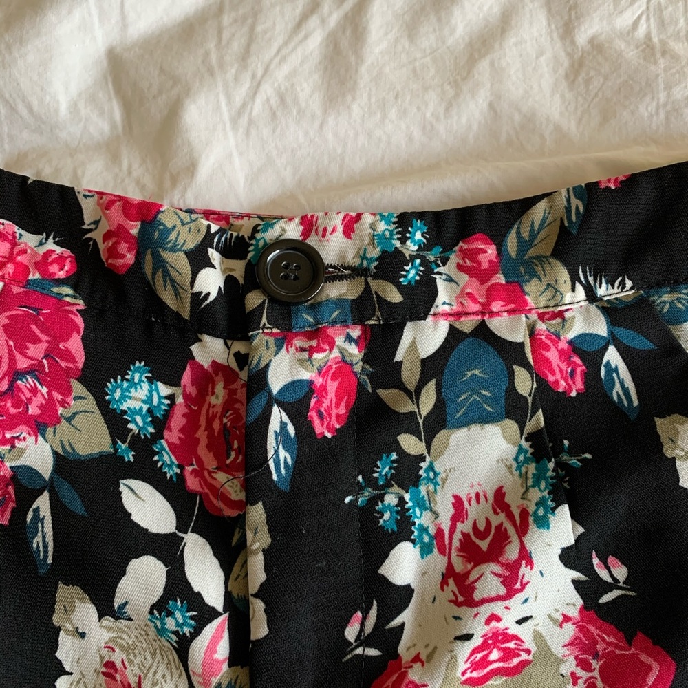 🛍High-Waisted Floral Shorts - Picture 3 of 5